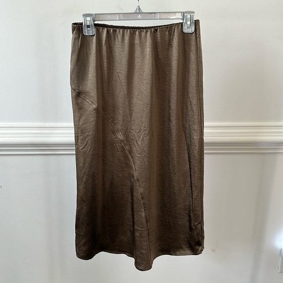 NWT heartloom satin skirt in green. Size small - Picture 1 of 3